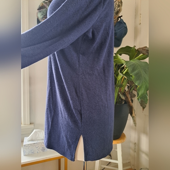 Motherhood Maternity Blue V-neck Shirt Size Medium - Picture 7 of 9